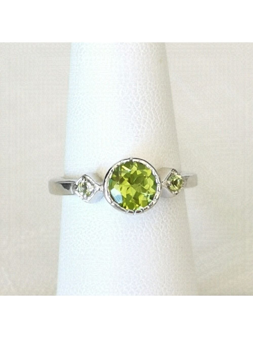 Sterling Silver Peridot Gemstone Ring Size 8